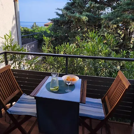 House Near Sea Coast With Surrounding Case de vacanță Veglia
