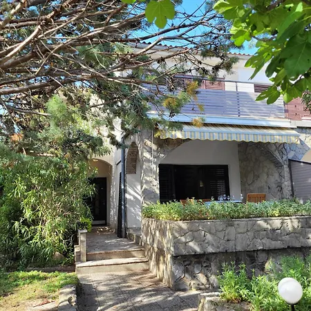 House Near Sea Coast With Surrounding Case de vacanță